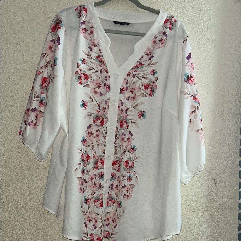 BloomChic White and Red Graphic 3/4 Sleeve Blouse